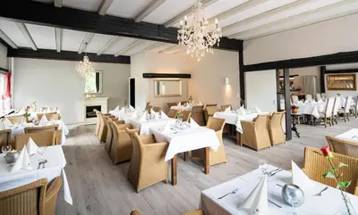Ein Restaurant oder anderes Speiselokal in der Unterkunft Hotel Moselblick