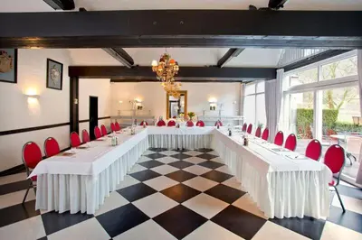 Ein Restaurant oder anderes Speiselokal in der Unterkunft Hotel Moselblick