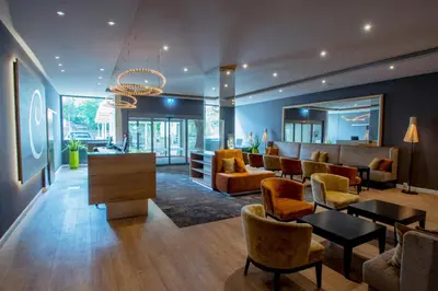 Ein Sitzbereich in der Unterkunft Caravelle Hotel im Park