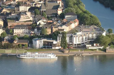 Blick auf einen Fluss in der Nähe des Hotels