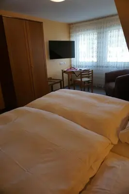 Ein Bett oder Betten in einem Zimmer der Unterkunft Hotel-Restaurant Weinhaus Grebel