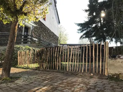 Das Gebäude in dem sich das Ferienhaus befindet