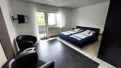 Ein Bett oder Betten in einem Zimmer der Unterkunft Pension Mosella , Wohnung mit Balkon und Moselblick