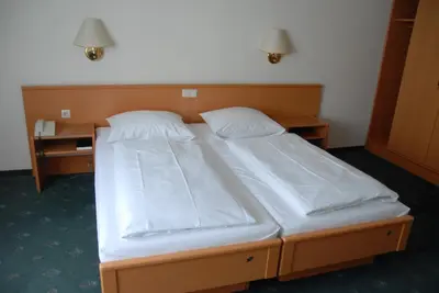 Ein Bett oder Betten in einem Zimmer der Unterkunft Hotel Bitburg