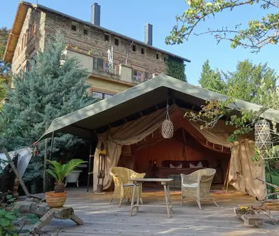 Das Gebäude in dem sich die Zelt-Lodge befindet