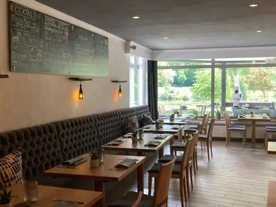 Ein Restaurant oder anderes Speiselokal in der Unterkunft Hotel-Fritz