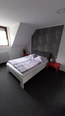 Ein Bett oder Betten in einem Zimmer der Unterkunft Hotel & Restaurant - Zum Schleicher Kuckuck