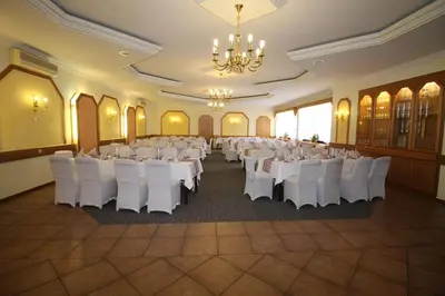 Ein Restaurant oder anderes Speiselokal in der Unterkunft Hotel Geromont