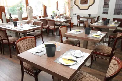Ein Restaurant oder anderes Speiselokal in der Unterkunft Hotel Geromont