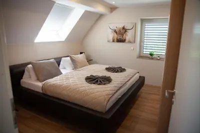 Ein Bett oder Betten in einem Zimmer der Unterkunft WohnRaum Gäste- & Boardinghaus