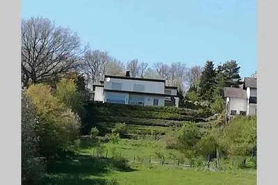 Ein Garten an der Unterkunft Ferienwohnung Alpaka Blick