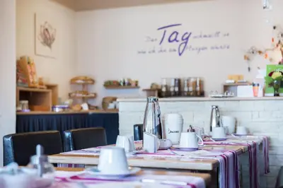 Ein Restaurant oder anderes Speiselokal in der Unterkunft Hotel Burgblick