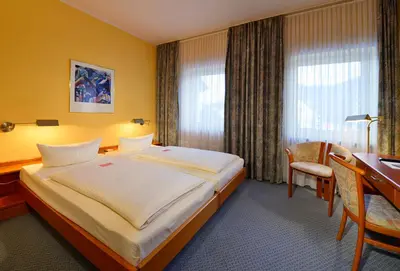 Ein Bett oder Betten in einem Zimmer der Unterkunft Rheinhotel Vier Jahreszeiten Bad Breisig
