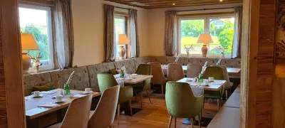 Ein Restaurant oder anderes Speiselokal in der Unterkunft Natur- und Wohlfühlhotel Kastenholz