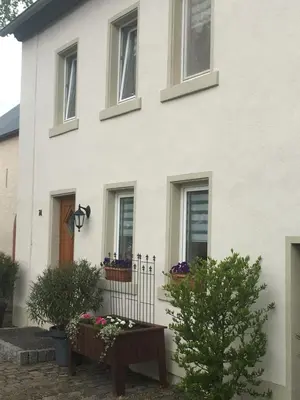 Das Gebäude in dem sich das Ferienhaus befindet