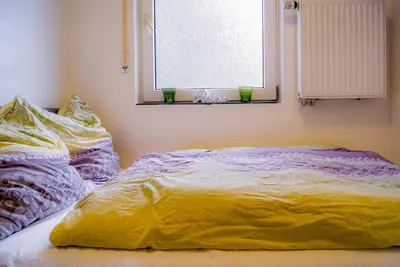 Ein Bett oder Betten in einem Zimmer der Unterkunft Moderne Ferienwohnung Black Beauty auf idyllischem Reiterhof nähe Burg Eltz