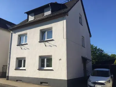 Das Gebäude in dem sich das Ferienhaus befindet