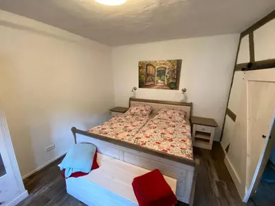 Ein Bett oder Betten in einem Zimmer der Unterkunft Schöne Ferienwohnung Burgruine Fachwerkhaus
