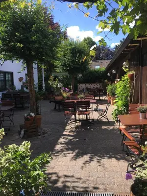 Ein Restaurant oder anderes Speiselokal in der Unterkunft Hotel & Weinhaus Zum Schwarzen Bären