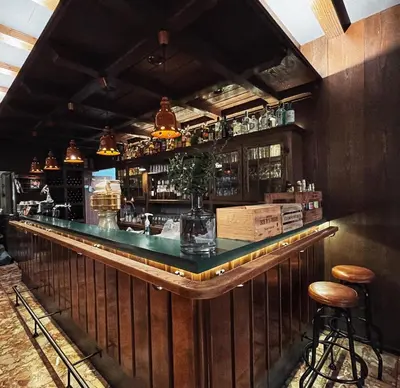 Lounge oder Bar in der Unterkunft Hotel & Weinhaus Zum Schwarzen Bären