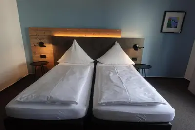Ein Bett oder Betten in einem Zimmer der Unterkunft Hotel & Weinhaus Zum Schwarzen Bären