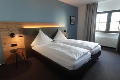 Ein Bett oder Betten in einem Zimmer der Unterkunft Hotel & Weinhaus Zum Schwarzen Bären