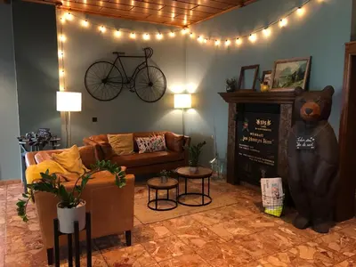 Ein Sitzbereich in der Unterkunft Hotel & Weinhaus Zum Schwarzen Bären
