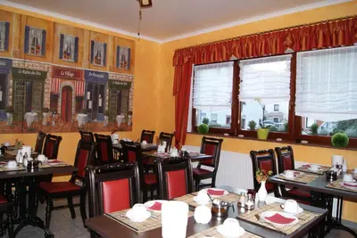Ein Restaurant oder anderes Speiselokal in der Unterkunft Hotel Kugel