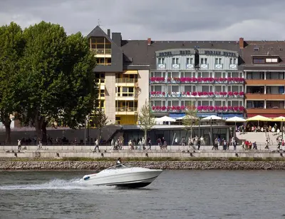 Blick auf einen Fluss in der Nähe des Hotels