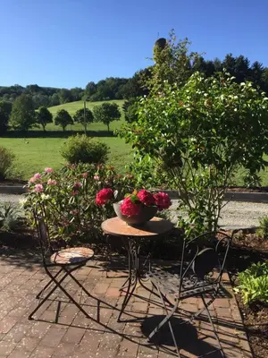 Ein Garten an der Unterkunft Falkennest