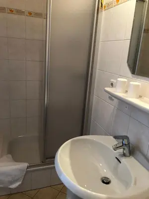 Ein Badezimmer in der Unterkunft Wein und Gästehaus Hüls