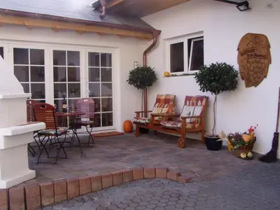 Ein Sitzbereich in der Unterkunft Wein und Gästehaus Hüls