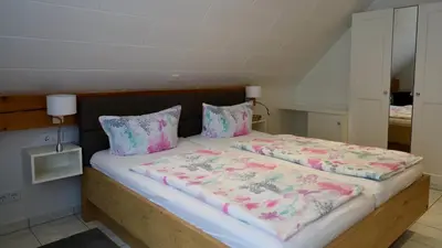 Ein Bett oder Betten in einem Zimmer der Unterkunft Ferienweingut Klaus Thiesen Gästezimmer und Apartments