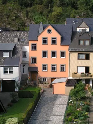 Das Gebäude in dem sich die Ferienwohnung befindet