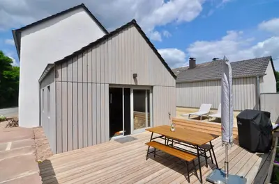 Das Gebäude in dem sich das Ferienhaus befindet