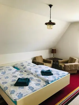 Ein Bett oder Betten in einem Zimmer der Unterkunft Rheinblickzimmer