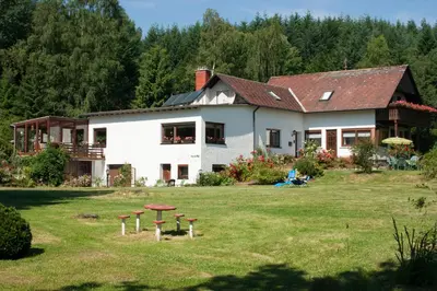 Ein Garten an der Unterkunft Haus am Wald - Urlaub am Nationalpark
