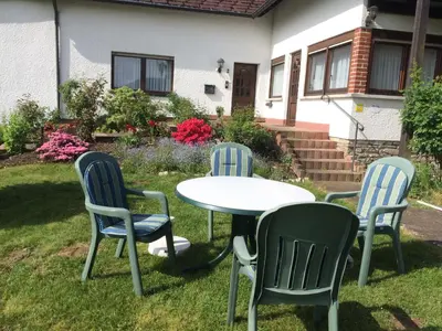 Ein Garten an der Unterkunft Haus am Wald - Urlaub am Nationalpark