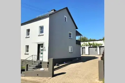 Das Gebäude in dem sich das Ferienhaus befindet