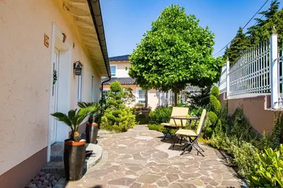 Ein Garten an der Unterkunft Villa Eifelpalace am Nürburgring