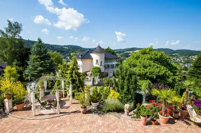 Ein allgemeiner Bergblick oder ein Berglick von der Villa aus