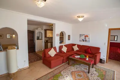 Ein Sitzbereich in der Unterkunft Villa Eifelpalace am Nürburgring