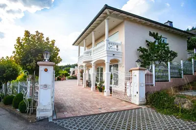 Das Gebäude in dem sich die Villa befindet