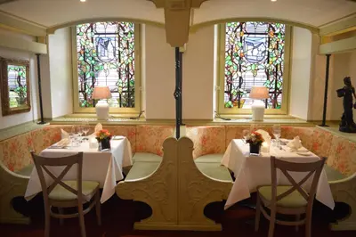 Ein Restaurant oder anderes Speiselokal in der Unterkunft Schloß-Hotel Petry