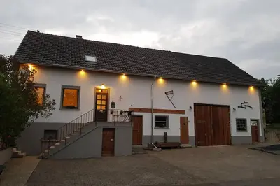 Das Gebäude in dem sich das Ferienhaus befindet