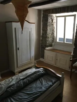 Ein Bett oder Betten in einem Zimmer der Unterkunft Ferienwohnung Rabennest