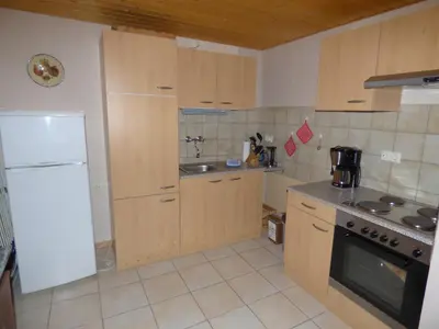 Küche/Küchenzeile in der Unterkunft Ferienwohnung Dasch, bei Idar-Oberstein im Nationalpark Hunsrück-Hochwald