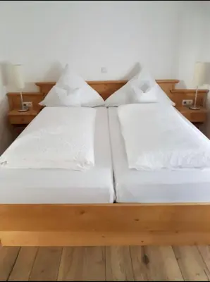 Ein Bett oder Betten in einem Zimmer der Unterkunft Hotel-Restaurant Zur Traube