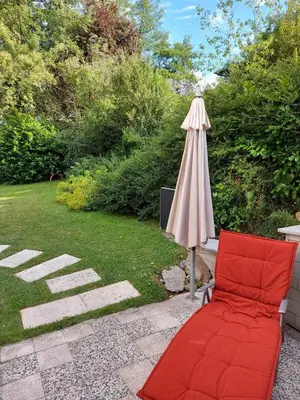 Ein Garten an der Unterkunft Schöne Maid