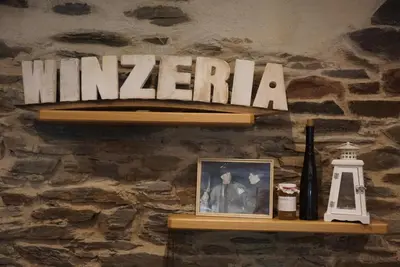 Ein Zertifikat, Auszeichnung, Logo oder anderes Dokument, das in der Unterkunft Weingut Göbel-Schausten ausgestellt ist
